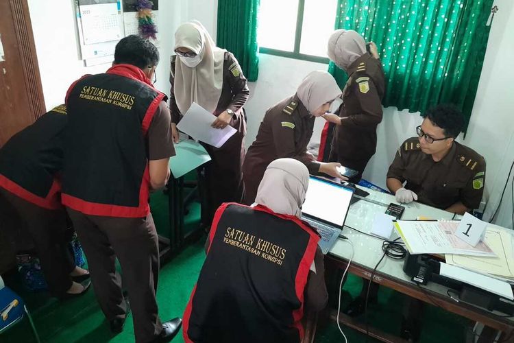 Penyidik Kejati DIY saat melakukan penggeledahan kantor Kalurahan Candibinangun, Senin (13/11/2023)