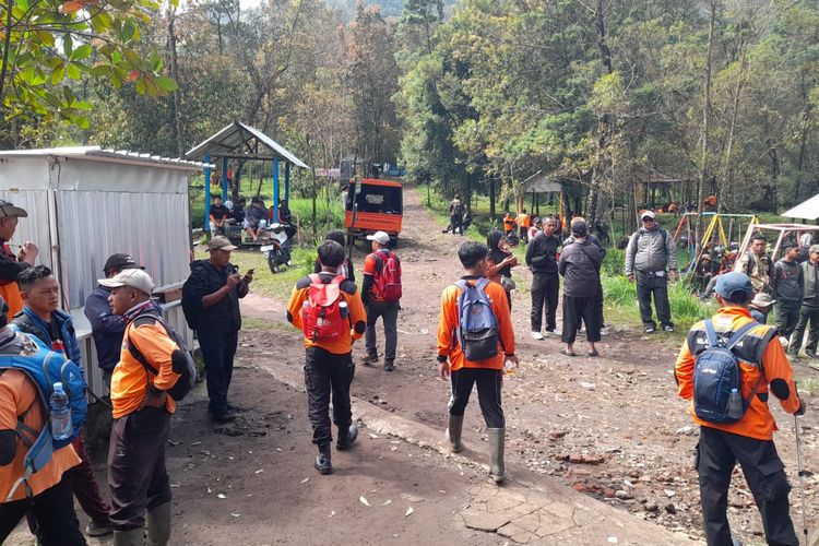 Tim SAR Gabungan saat melakukan pencarian Yasid Ahmad Firdaus, warga Colomadu, yang dilaporkan hilang saat melakukan pendakian di Bukit Mongkrang, Karanganyar, Jawa Tengah (Jateng), Selasa (20/1/2025) 