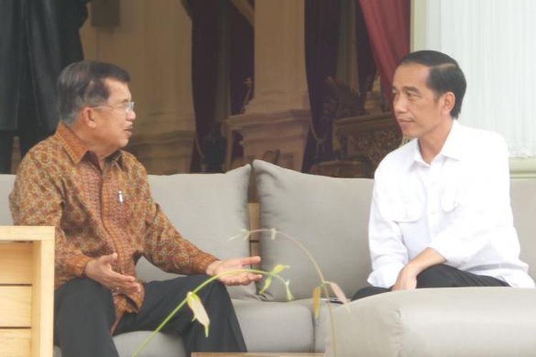 Presiden Joko Widodo dan Wakil Presiden Jusuf Kalla saat berbincang di Beranda Istana Merdeka, Jakarta Kamis (3/11/2016).