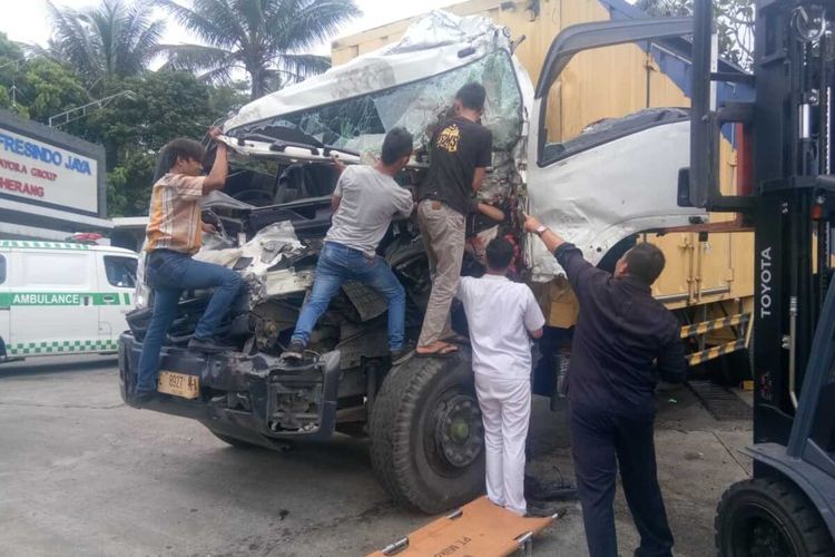 Sejumlah warga mengangkat tubuh kernet yang tergencet pintu depan truk yang ringsek akibat
terlibat kecelakan lalu lintas di Jalan Mayjen HE Sukma, Desa Cimande Hilir, Kecamatan Caringin, Bogor, Jawa Barat, Selasa (17/12/2019).