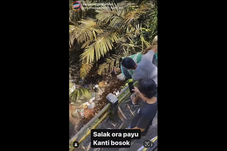 Tangkapan layar video salak dibuang ke sungai di Talunamba, Kecamatan Madukara, Kabupaten Banjarnegara, Jawa Tengah.