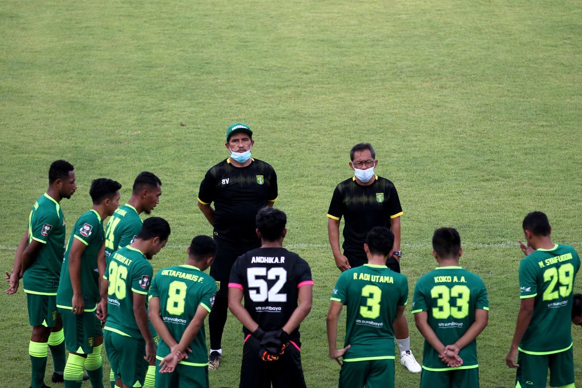 Aji Santoso memberi penjelasan kepada pemainnya saat latihan terakhir jelang libur lebaran di Stadion Gelora 10 November Surabaya, Jawa Timur, Selasa (04/05/2021) sore.