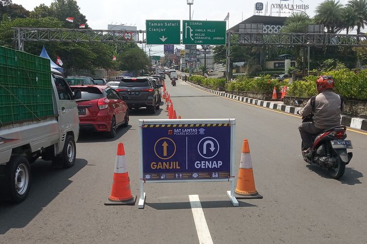 Uji coba pembatasan kendaraan dengan sistem ganjil genap di jalur Puncak Bogor, Jawa Barat, mulai diberlakukan pada hari ini Jumat (3/9/2021).