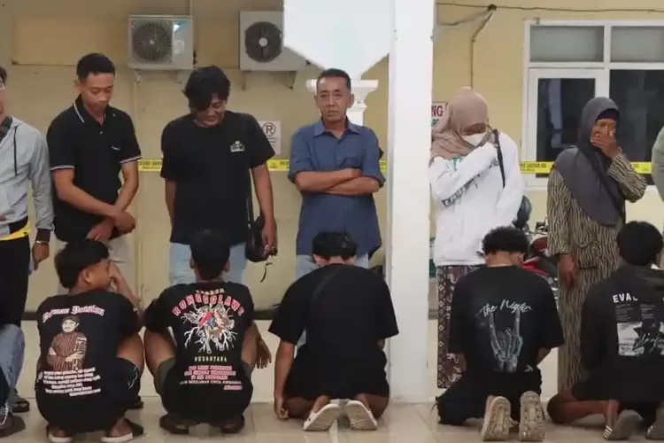 Tangis Penggembira PSHT Tuban Pecah saat Minta Maaf ke Orang Tua, Motor Ditahan Polisi