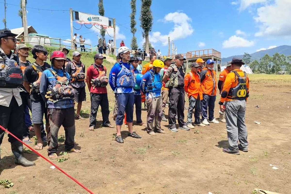 Sejumlah petugas penyelamat tengah melakukan proses pencarian jasad korban tenggelam di Situ Cileunca, Kabupaten Bandung, Jawa Barat, Minggu (15/9/2024)
