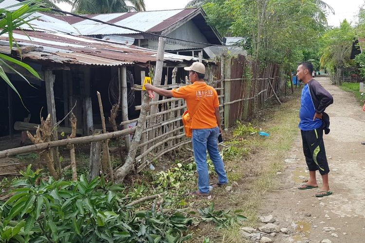 Polisi melakukan olah tempat kejadian perkara warga tewas keseterum listrik di Desa Lhok Iboh, Kecamatan Baktiya, Kabupaten Aceh Utara, Minggu (27/10/2019)