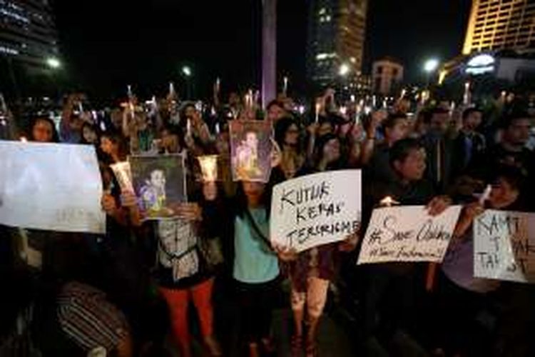 Aksi seribu lilin di Bundaran Hotel Indonesia, Jakarta, Senin (14/11/2016). Aksi damai ini bentuk solidaritas dan doa untuk korban bom molotov di Samarinda. 