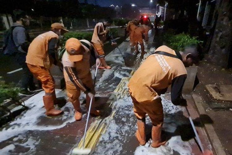 Puluhan petugas PPSU dibantu petugas pemadam kebakaran menyiram dan menggosok Halte Stasiun Palmerah dan sekitarnya, Kelurahan Gelora, Tanah Abang, Jakarta Pusat pada Selasa (8/11/2022) malam.