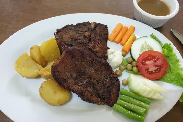 Sajian steak lidah di Toko Oen Malang. 