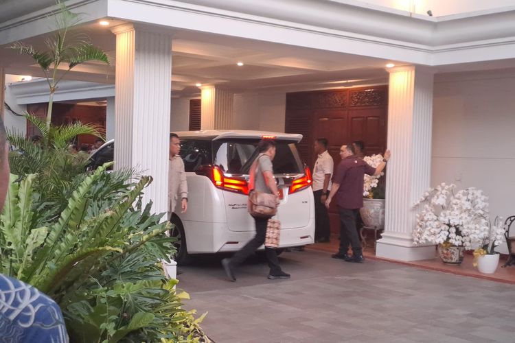 Capres nomor urut 2 Prabowo Subianto tiba di rumahnya, Jalan Kertanegara, Jakarta Selatan, Rabu (20/3/2024). 