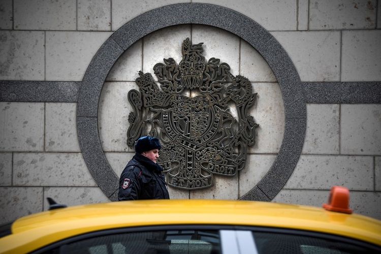 Petugas patroli polisi berjaga di luar gedung kedutaan besar Inggris di Moskwa, 14 Maret 2018. Pemerintah Rusia meminta kepada Inggris untuk menarik lebih dari 50 staf diplomatiknya demi keseimbangan antara kedua negara.