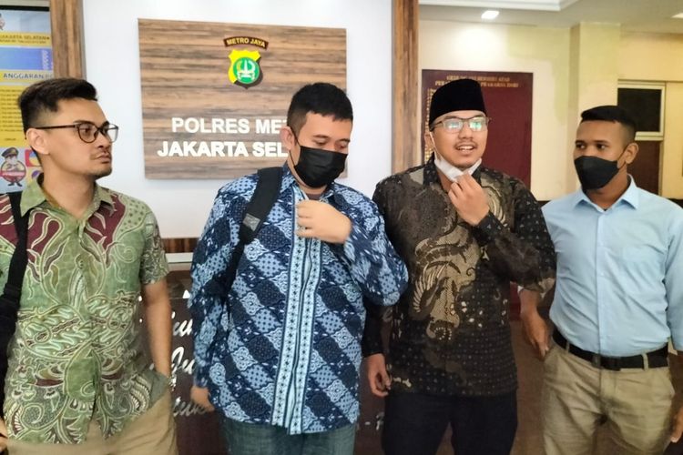 Para pelapor dugaan kasus penggelapan ijazah beserta kuasa hukum saat mendatangi Polres Metro Jakarta Selatan pada Kamis (9/2/2023) 