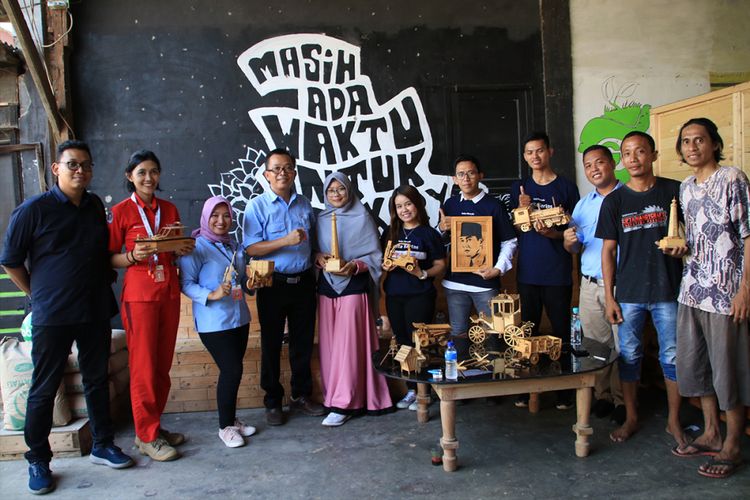 Komunitas Cerita Kertas Serang saat mengunjungi mitra binaan Indah Kiat Serang Cipta Handycraft Innovation Product (CHIP).
