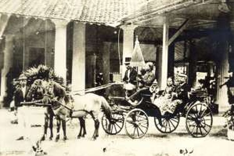 Kartini dan suaminya, Raden Adipati Djojo Adiningrat, dalam kereta, siap untuk kunjungan resmi. Foto diambil  di depan Kabupaten Rembang saat Kartini sedang mengandung.