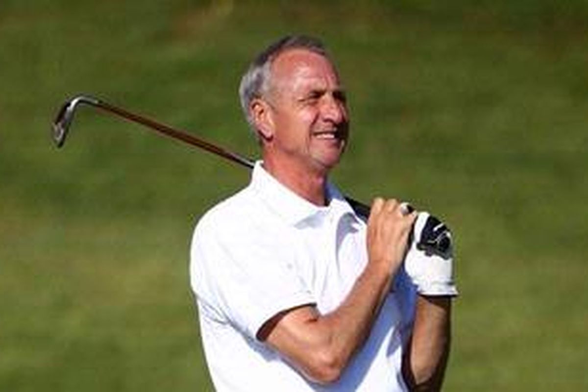 Legenda sepak bola Belanda dan Barcelona, Johan Cruyff, saat bermain golf.