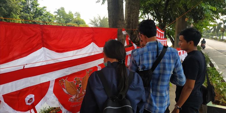 Bentangan dekorasi merah-putih untuk merayakan peringatan hari kemerdekaan ke-74 RI di Jalan Chairil Anwar, Bekasi.