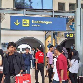 Puluhan ribu pemudik mulai pulang ke Jakarta naik kereta api dan turun di Stasiun Pasar Senen, Jakarta Pusat. Selasa (15/4/2024)