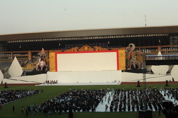 Panggung raksasa ASEAN Para Games 2022 pada acara pembukaan di Stadion Manahan, Solo, Sabtu (30/7/2022). Penonton terlihat kecil jika dibandingkan dengan panggung.
