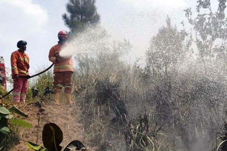 Penanganan kebakaran lahan di wilayah Kecamatan Cibeber, Kabupaten Cianjur, Jawa Barat.
