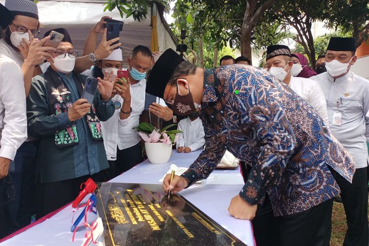 Gubernur DKI Jakarta Anies Baswedan menandatangani prasasti pembangunan Masjid At-Tabayyun, Taman Vila Meruya, Jakarta Barat, Jumat (27/8/2021).