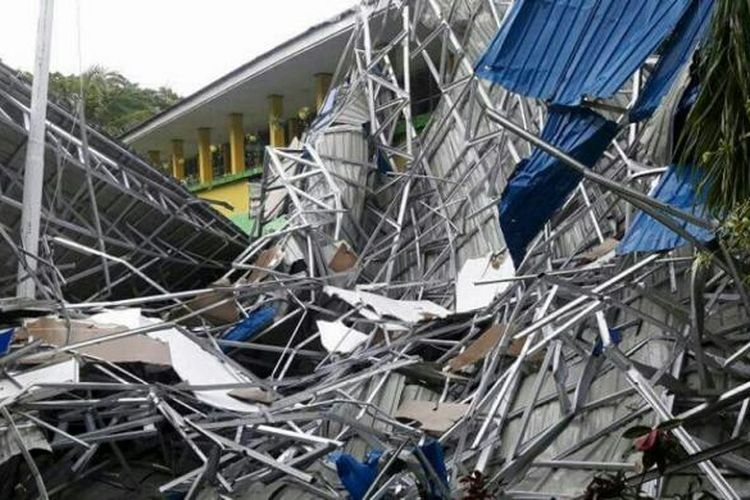 Atap SD Kuncup Pertiwi Kendari roboh setelah angin kencang dan hujan deras menerjang Kendari (KOMPAS.COM/KIKI ANDI PATI)