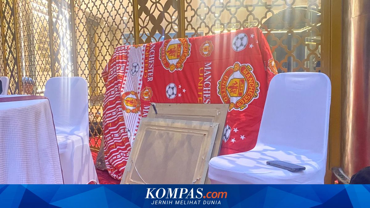 Bingkai Foto Keluarga Sitaan dari Rumah di Sentul Ditutupi Kain Manchester United