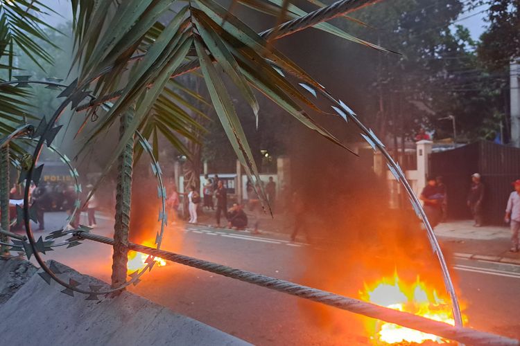 Kericuhan sempat terjadi antara pengunjuk rasa dan aparat kepolisian di depan Kantor KPU RI, Jakarta, Jumat (1/3/2024). Massa sempat membakar ban bekas.