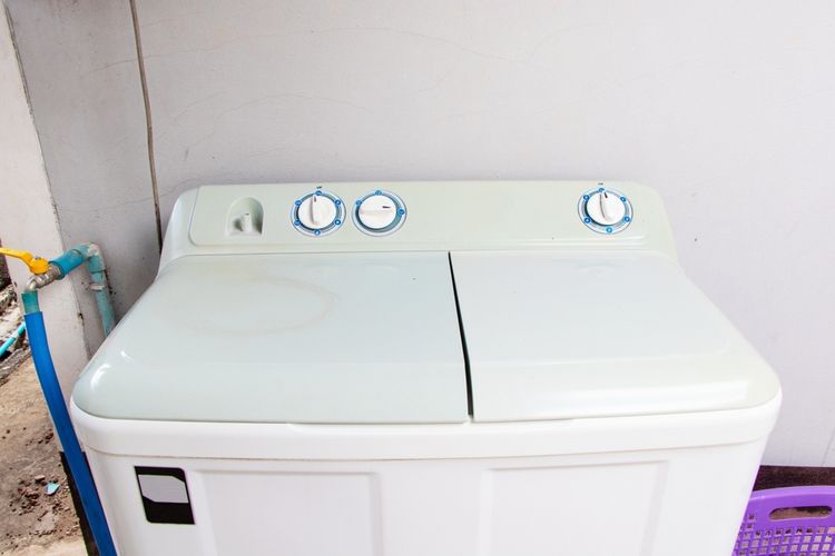 Ilustrasi mesin cuci dua tabung.