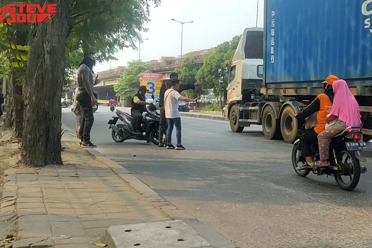 Kreator konten Steve Jou, Laurent Hutagalung & The Paparock berinisiatif membuat konten menegur pengendara motor yang lawan arah.