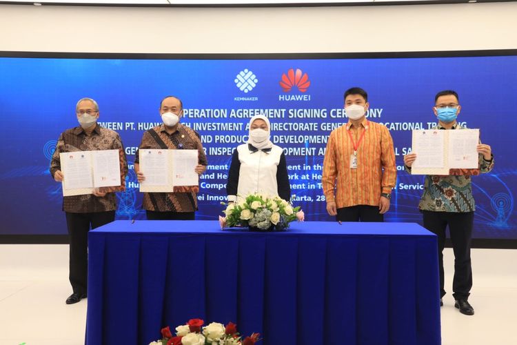 Menteri Ketenagakerjaan (Menaker), Ida Fauziyah dan CEO Huawei Indonesia, Jacky Chen menyaksikan penandatanganan Nota Kesepahaman Bersama (MoU) Peningkatan Kompetensi dan Pengembangan SDM Bidang Ketenagakerjaan yang dilakukan oleh Sekretaris Jenderal Kementerian Ketenagakerjaan, Anwar Sanusi dengan Vice Presiden PT Huawei Tech Investment, Ken Qi di Huawei Innovation Center Jakarta, Senin (28/3/2022).