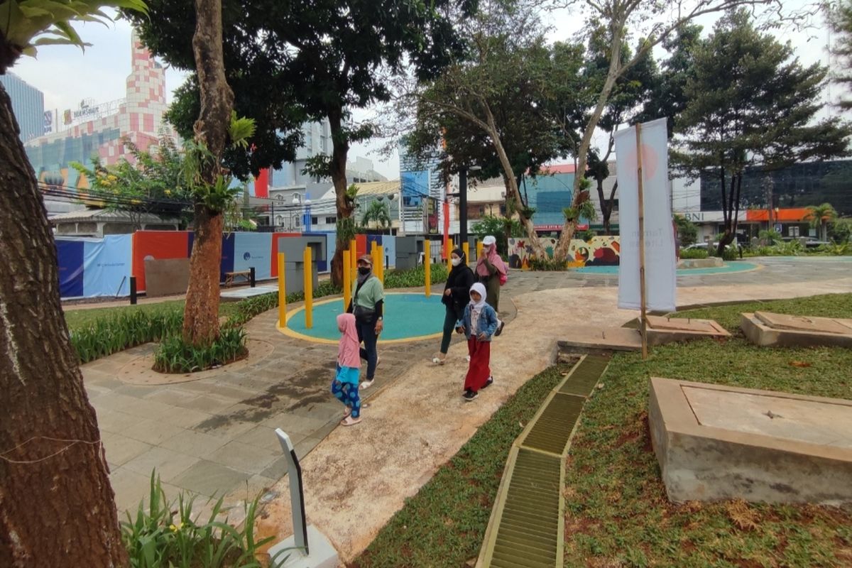 Plaza anak di Taman Literasi Martha Christina Tiahahu yang berada di kawasan Blok M, Kebayoran Baru, Jakarta Selatan. 