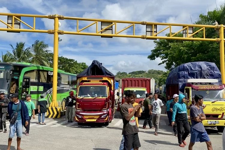 Antrean kendaraan yang tertahan di Pelabuhan Bakauheni, Senin (8/4/2024). Sempat terjadi beberapa kali penumpukan kendaraan di pelabuhan imbas skema Tiba-Bongkar-Berangkat yang dilakukan oleh pengelola penyeberangan.