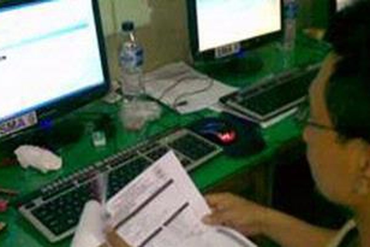 Petugas tim IT Penerimaan Peserta Didik Baru (PPDB) Online SMAN 6 Jakarta tengah berusaha memasukkan data para pendaftar, saat server Dinas Pendidikan DKI Jakarta kembali bisa diakses pukul 13.15 WIB. Namun, beberapa saat kemudian server kembali mati.