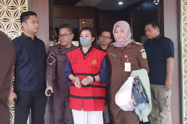 Tersangka FRW (38) sebagai mantan Priority Banking Officer (PBO) pada SLP BRI Kantor Cabanh BSD, Kota Tangsel saat dibawa ke mobil tahanan setelah ditangkap penyidik Kejati Banten. Kamis (26/10/2023).