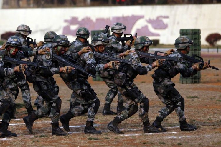 Pasukan militer Tentara Pembebasan Rakyat (PLA) China saat menjalani latihan militer gabungan dengan angkatan bersenjata Kamboja, Maret 2018.