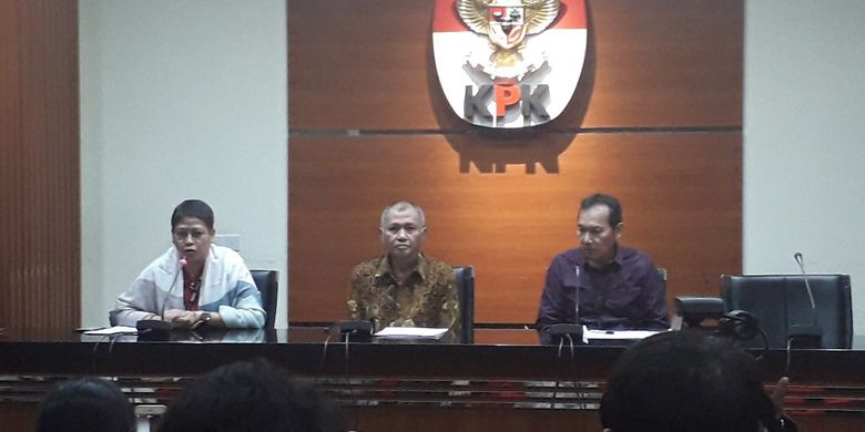 Ketua Komisi Pemberantasan Korupsi Agus Rahardjo (tengah) dalam konferensi pers menyikapi revisi UU KPK di Gedung Merah Putih KPK, Kamis (5/9/2019). 