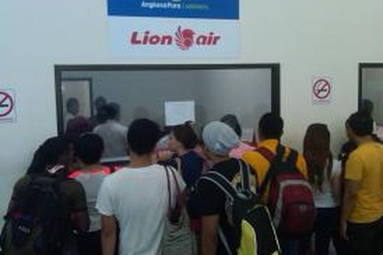 Para penumpang Lion Air menumpuk di loket Lion Air Bandara Ngurah Rai Denpasar, Senin (2/9/2013).