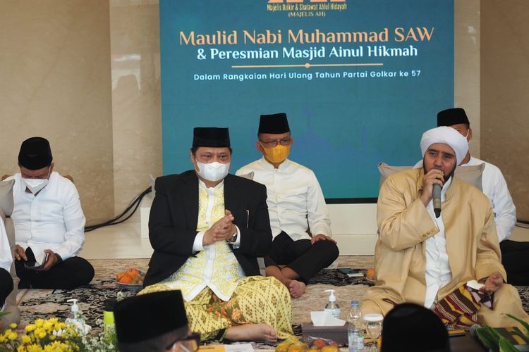 Ketua Umum Partai Golkar Airlangga Hartarto ketika menghadiri peringatan Maulid Nabi Muhammad SAW sekaligus meresmikan Masjid Ainul Hikmah, Minggu (24/10/2021).