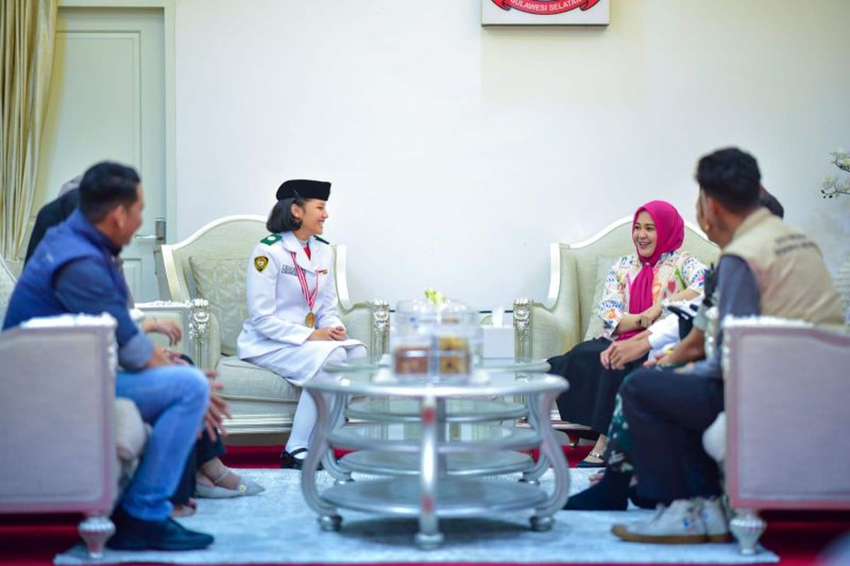 Wagub Sulsel Fatmawati Rusdi menerima dua paskibraka nasional usai bertugas pada upacara peringatan HUT Kemerdekaan RI ke-80 di Makassar.ANTARA/HO-Humas Pemprov Sulsel