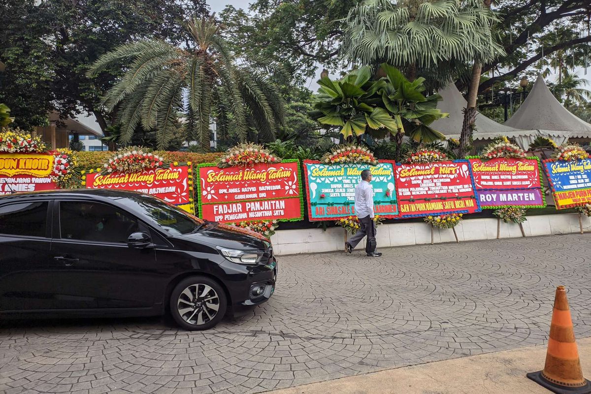 Karangan bunga ucapan selamat ulang tahun untuk Gubernur DKI Jakarta Anies Baswedan di Balai Kota DKI Jakarta, Senin (9/5/2022).