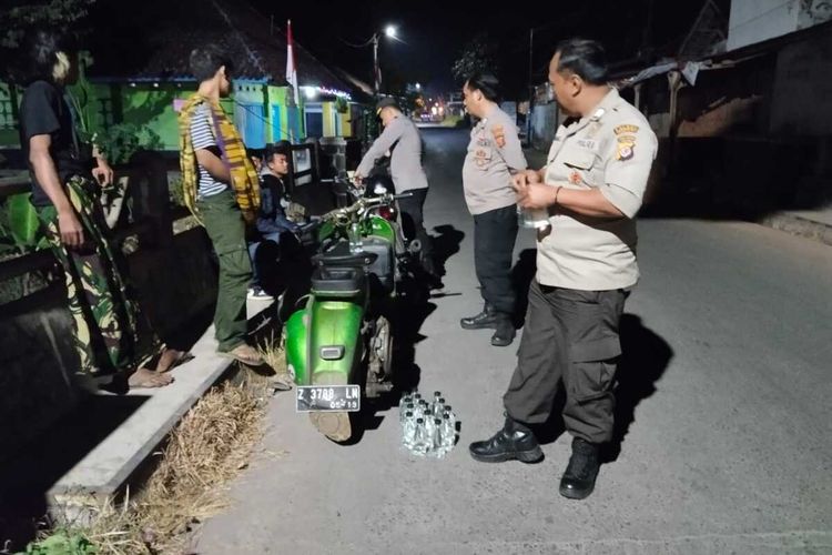 Petugas Polsek Cibeureum Polresta Tasikmalaya, Jawa Barat, berhasil menangkap penjualan miras modus baru pakai motor Vespa berkeliling ke kampung-kampung, Minggu (13/8/2023) dini hari.