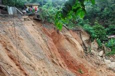 Longsor Lagi, Satu Keluarga di Garut Mengungsi