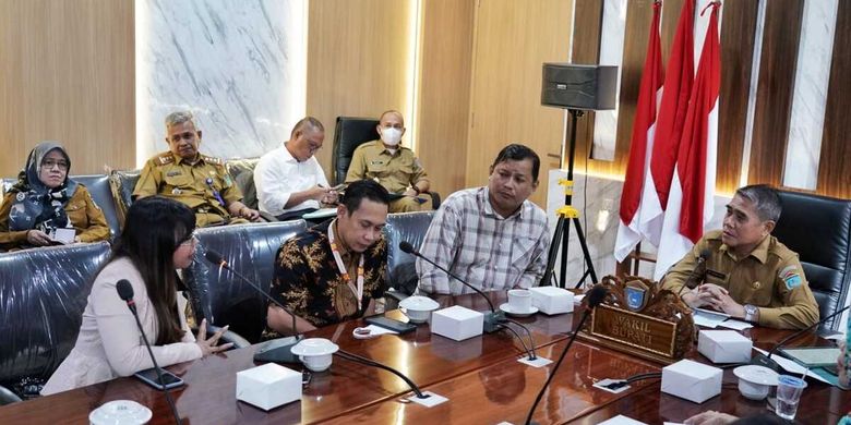 Wakil Bupati Ogan Ilir Ardani saat menerima Tim Kompas Gramedia di ruangannya Selasa (8/2/2023)