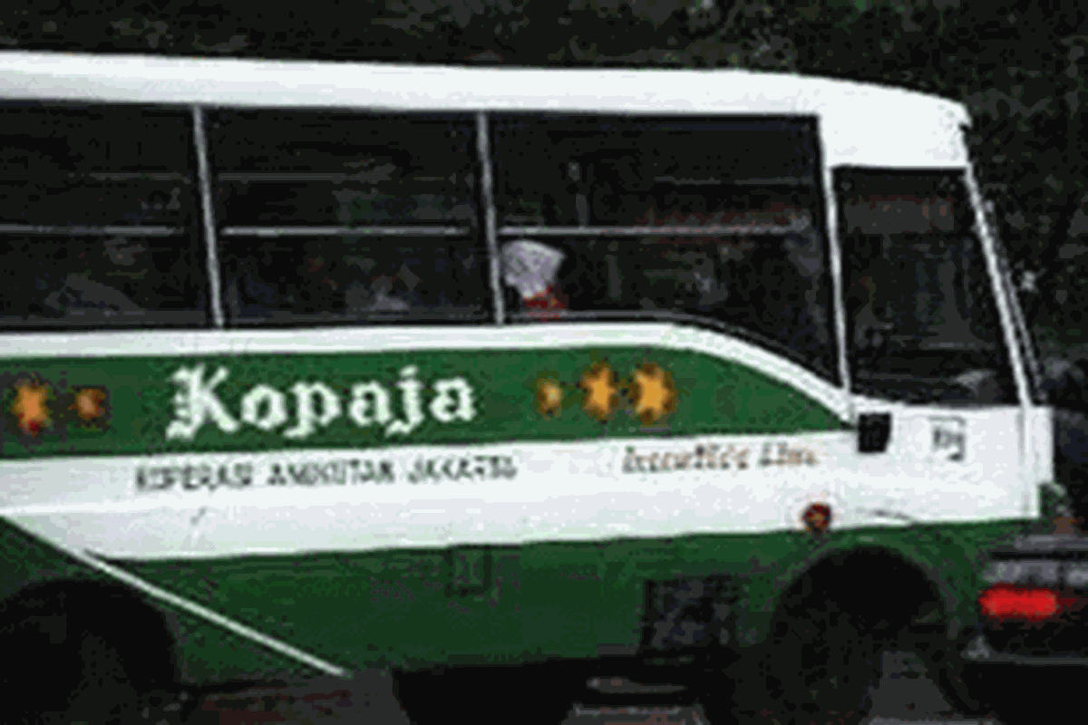 Sebuah bus Kopaja melintas di Jalan Sudirman, Jakarta Pusat.