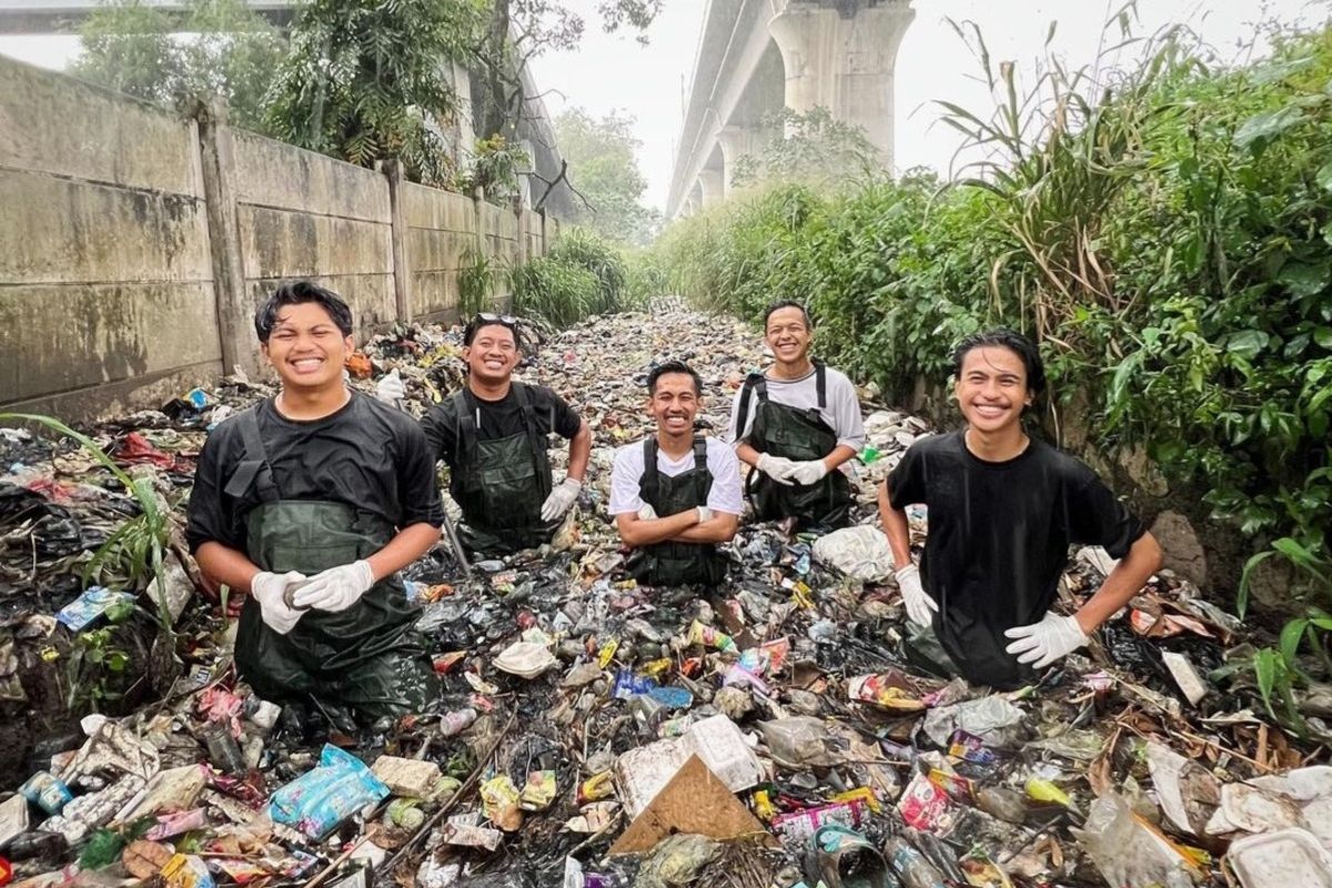 Pose Pandawara Group saat lakukan aksi bersih-bersih sampah