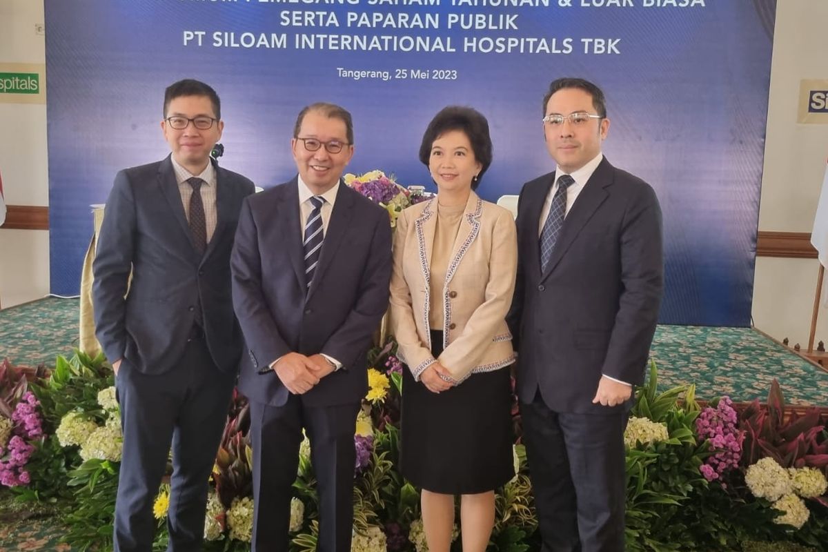 Presiden Direktur PT Siloam International Hospitals Tbk, Benny Haryanto Djie (kedua dari kiri) bersama (kiri ke kanan) Direktur Daniel Phua, Direktur Monica Surjapranata, dan Direktur Hendy Wijaya, di sela acara Rapat Umum Pemegang Saham Tahunan (RUPST) dan Rapat Umum Pemengang Saham Luar Biasa (RUPSLB) untuk tahun buku 2022, di Tangerang, Kamis (25/5/2023).