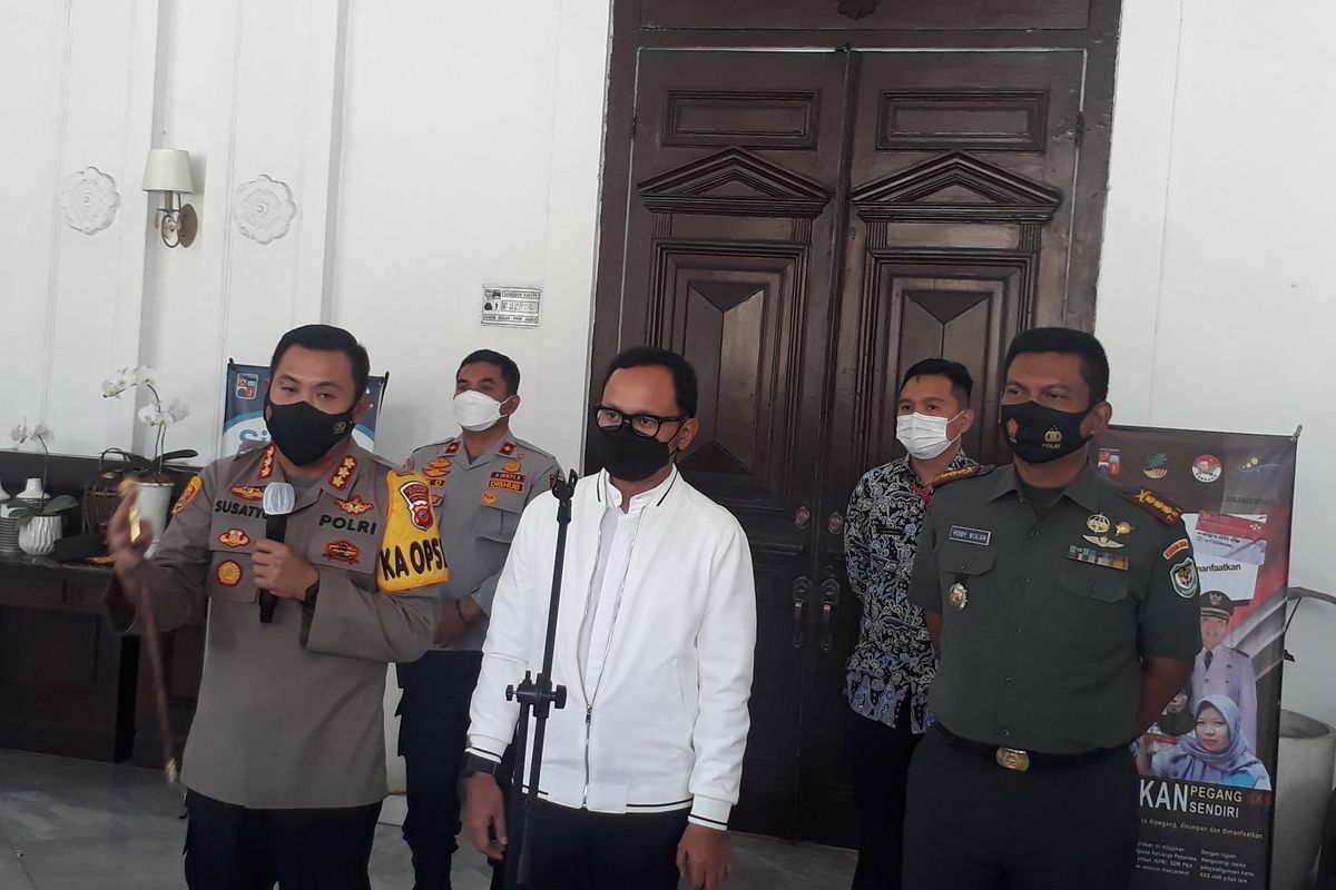 Wali Kota Bogor Bima Arya Sugiarto bersama Kapolresta Bogor Kota saat menggelar konferensi pers terkait kebijakan larangan mudik, di Kantor Balai Kota Bogor, Jumat (7/5/2021).