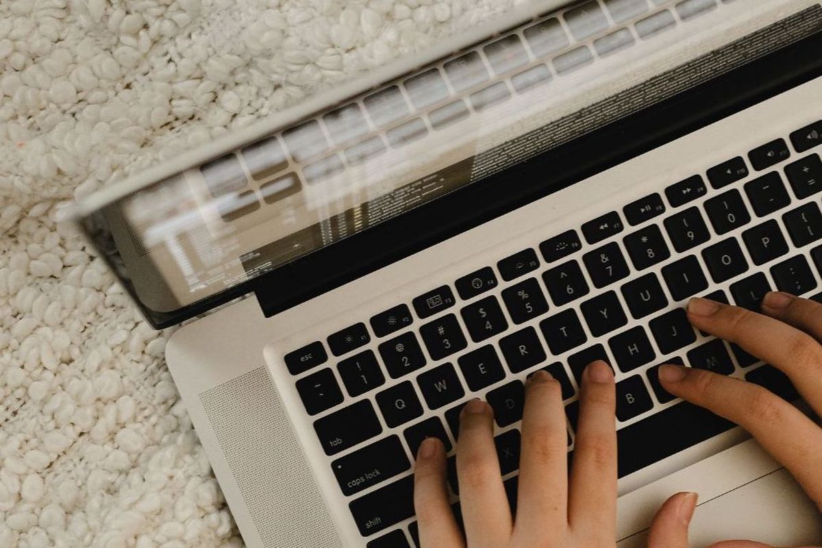 Ilustrasi mengenal anomali, mulai dari definisi, jenis, dan contohnya.