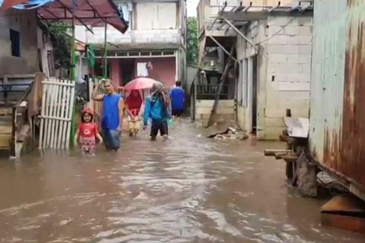 Banjir menggenang wilayah RW 04, Kelurahan Cipinang Melayu, Makasar, Jakarta Timur, Minggu (16/2/2020).