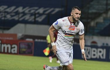 Pemain Persija Jakarta Marko Simic mengejar pemain Borneo FC Javlon Guseynov pada pertandingan pekan 14 Liga 1 2021-2022 yang berakhir dengan skor 2-1 di Stadion Moch Soebroto Magelang, Senin (29/11/2021) malam.